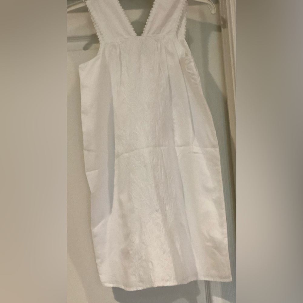 NWOT- Old Navy embroidered white cotton sundress